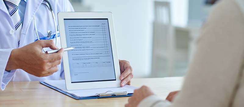 doctor-with-digitise-medical-record-on-tablet